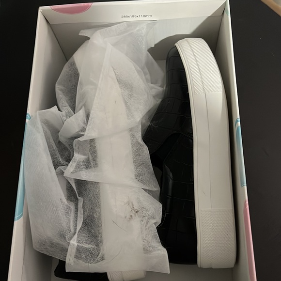 SODA Comfort Foam Padded Platform Sneaker....MSRP $50 - Picture 3 of 5